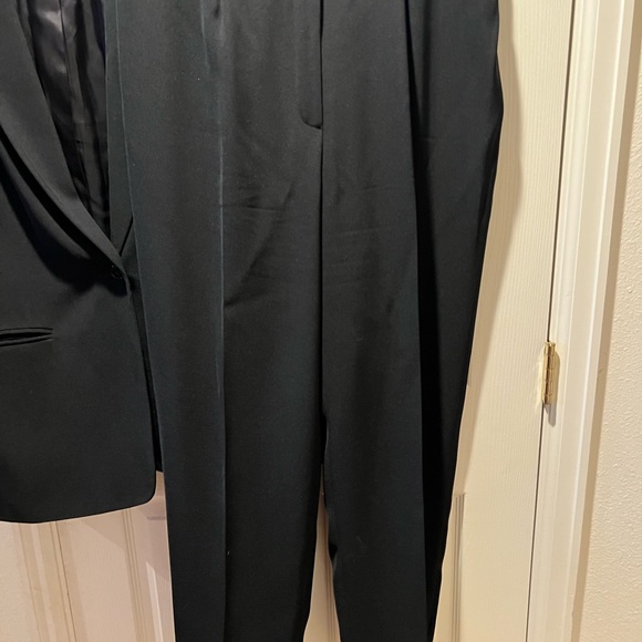 Beautiful Classic Women’s Lauren by Ralph Lauren Suit - Picture 4 of 8